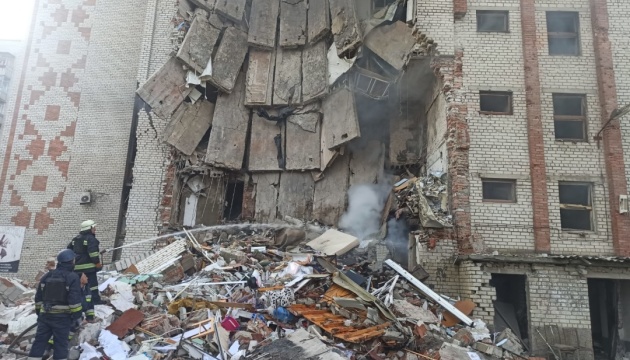 У Лимані внаслідок обстрілу руйнувань зазнала дев'ятиповерхівка