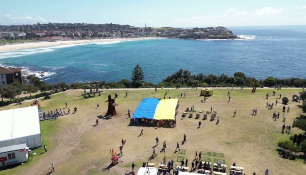 На виставці скульптур у Сіднеї розгорнули величезний прапор України