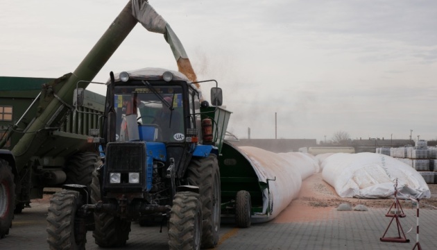 Українські аграрії вже отримали понад 6 тисяч рукавів для зберігання зерна