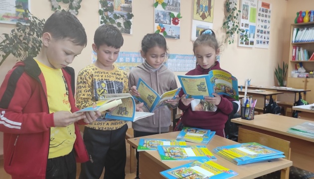 У Молдові гімназія отримала підручники в рамках акції «Українським дітям – українську книгу»