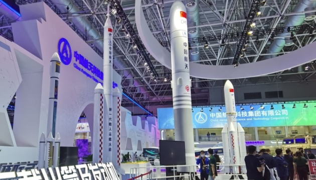 Китай показав ракету нового покоління для посадки на Місяць