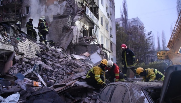 У Миколаєві під завалами зруйнованого ракетою будинку знайшли трьох загиблих