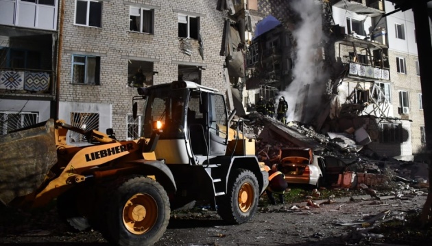 Russen treffen ein Wohnhaus mit Raketen in Mykolajiw. Es gibt Tote