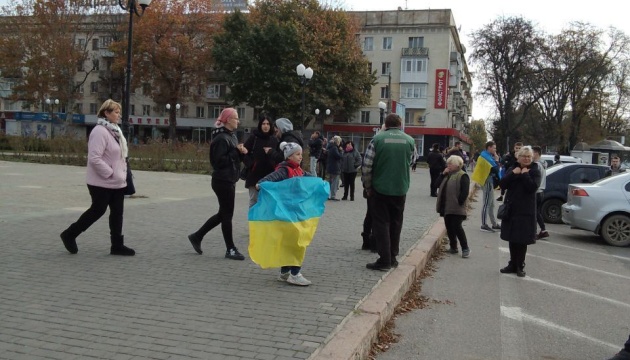 Херсонці виходять на вулиці з українськими прапорами – соцмережі