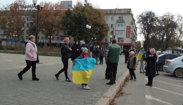 Einwohner von Cherson mit ukrainischen Flaggen auf den Straßen – soziale Netzwerke