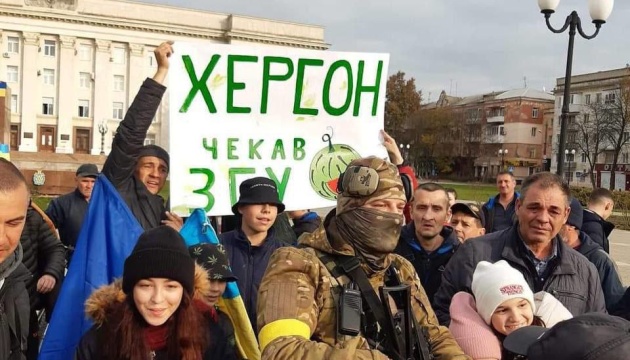 Free Ukrainians again take to streets in Kherson