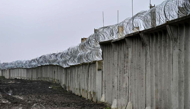L’Ukraine entame la construction d’une clôture à sa frontière avec la Biélorussie