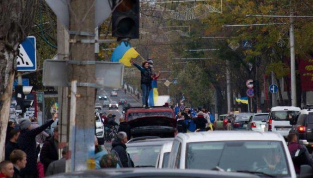 Menschen begrüßen freudig ukrainische Soldaten