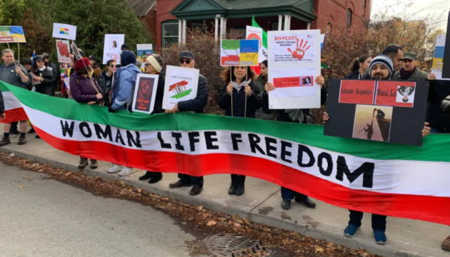 Las comunidades ucraniana e iraní celebran una manifestación frente a la Embajada de Rusia en Canadá