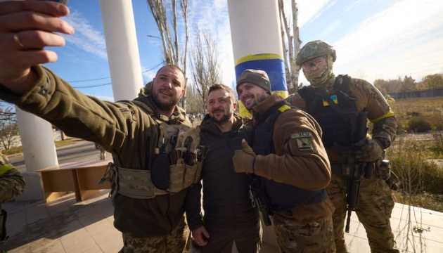Volodymyr Zelensky a assisté à la levée du drapeau ukrainien à Kherson 