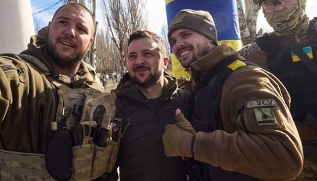 In Kherson, Zelensky meets with troops, takes part in flag-raising ceremony