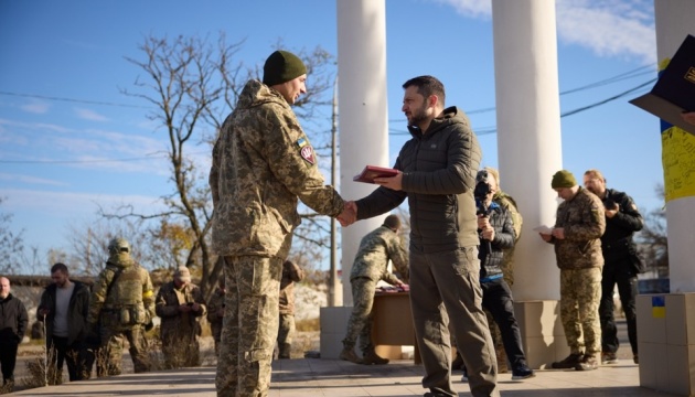 Zelensky presents orders to soldiers who liberated Kherson region