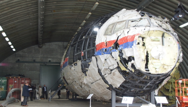 Рідні загиблих рейсу МН17 відвідали авіабазу, де зберігають уламки і реконструкцію літака