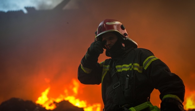 У Києві після падіння уламків ракети сталося загоряння в багатоповерхівці
