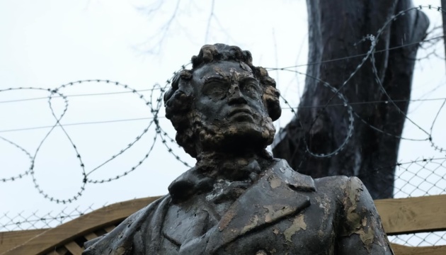 У Чернівцях демонтували пам’ятник Пушкіну