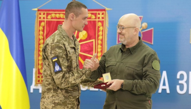 Резніков привітав із професійним святом та вручив нагороди сержантам ЗСУ