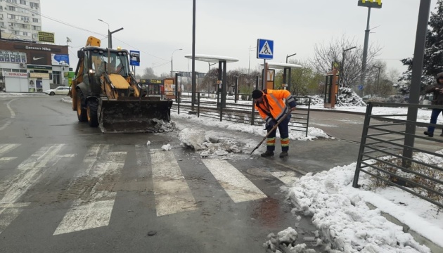 У Києві випав сніг — на прибирання вивели 180 одиниць спецтехніки