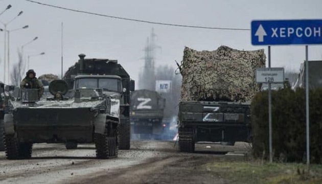 Russian military marauders taking looted property from Kherson region by trucks