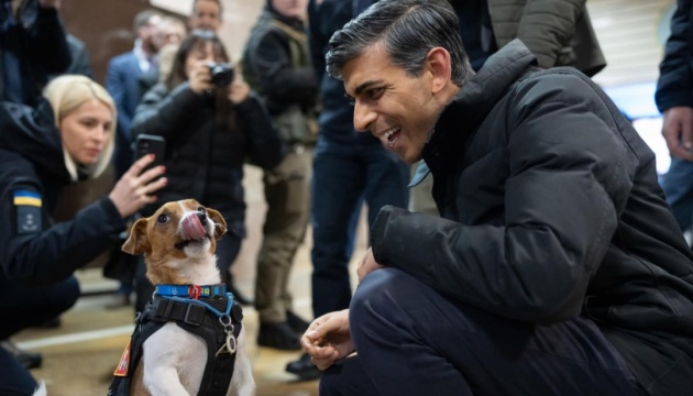 Britischer Premierminister Rishi Sunak besucht Feuerwache in Kyjiw