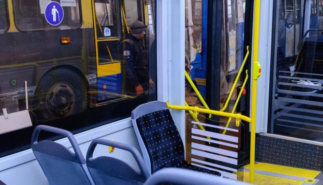 У Херсоні через російські обстріли пошкоджена тролейбусна мережа