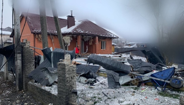 Ракетний удар: на Київщині пошкоджені п'ять багатоповерхівок і вісім будинків