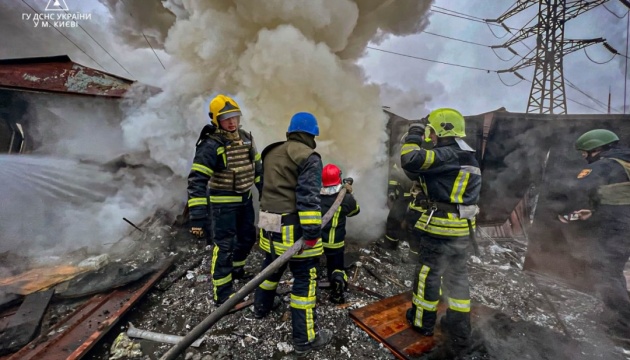 У Києві ліквідували пожежі, що виникли через влучання ворожих ракет