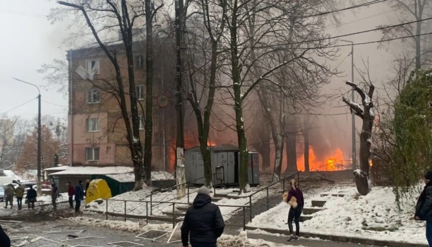 Policía: Misil ruso en Vyshgorod daña cuatro bloques de apartamentos, un jardín de infantes y una escuela