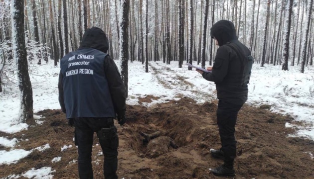 Leichen der zwei von Russen erschossenen Männer in Region Charkiw exhumiert
