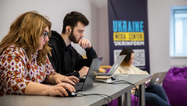 Медіацентр Україна — Укрінформ запрошує журналістів до коворкінгу: є світло та місце для роботи