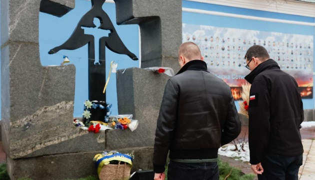 Прем’єр Польщі у Києві вшанував пам’ять жертв Голодомору 