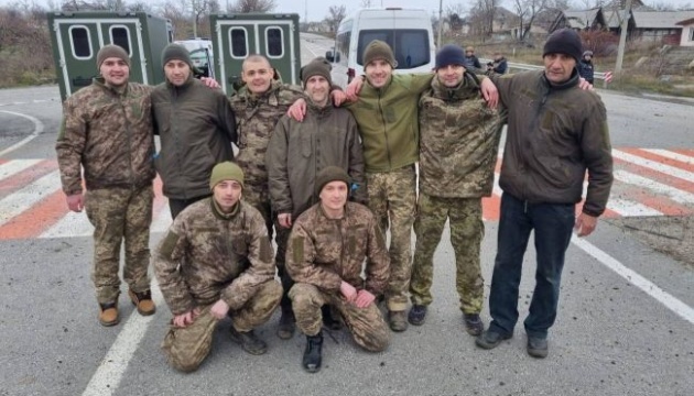 ロシア拘束からさらに１２人のウクライナ国民が帰還