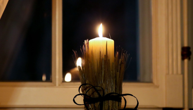 У вікні Президентського палацу у Варшаві запалили свічку за жертвами Голодомору