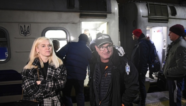 Astronaut Scott Kelly visits children in Kyiv’s Okhmatdyt