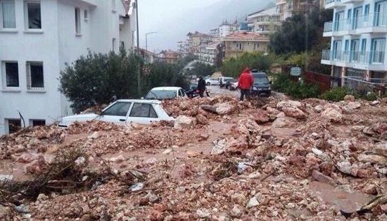 В Анталії через сильні дощі зійшли селеві потоки