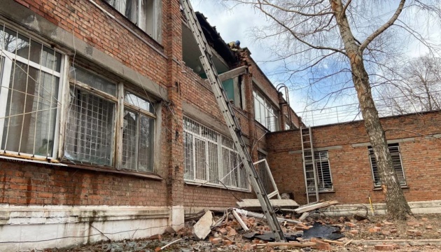росіяни обстріляли лікарню на Сумщині, загинув підліток 