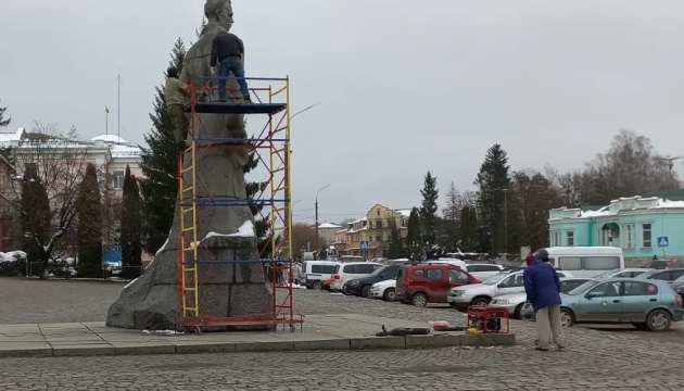 У Шепетівці демонтують пам’ятник Островському