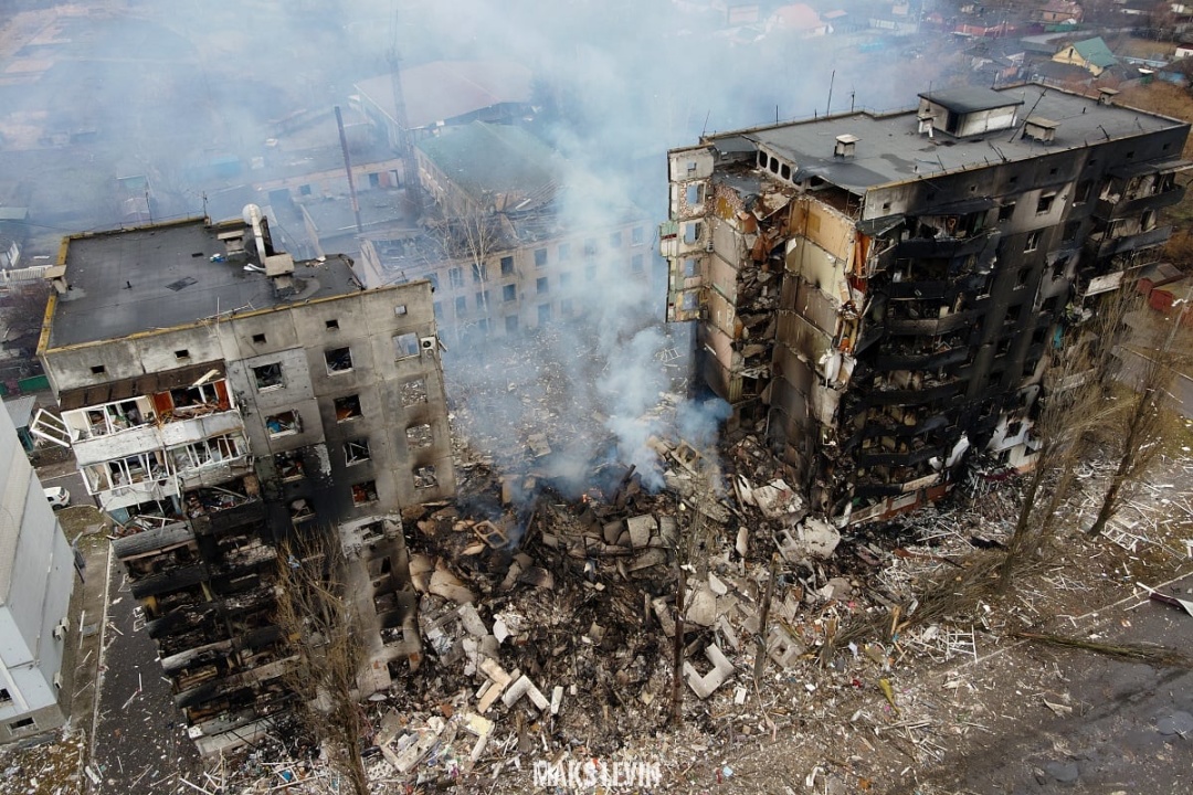 ボロジャンカのロシア軍の空爆を受けた集合住宅　写真：マクス・レヴィン