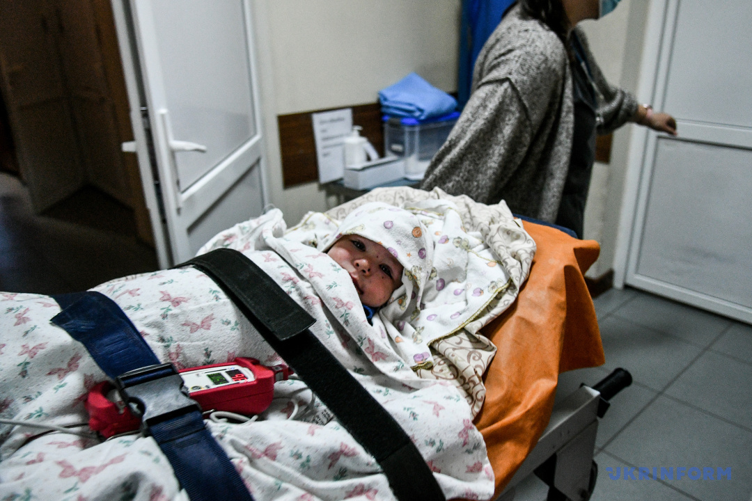 ザポリッジャ州小児病院でロシア軍攻撃の負傷への治療を受ける児童　写真：ドミトロー・スモリイェンコ
