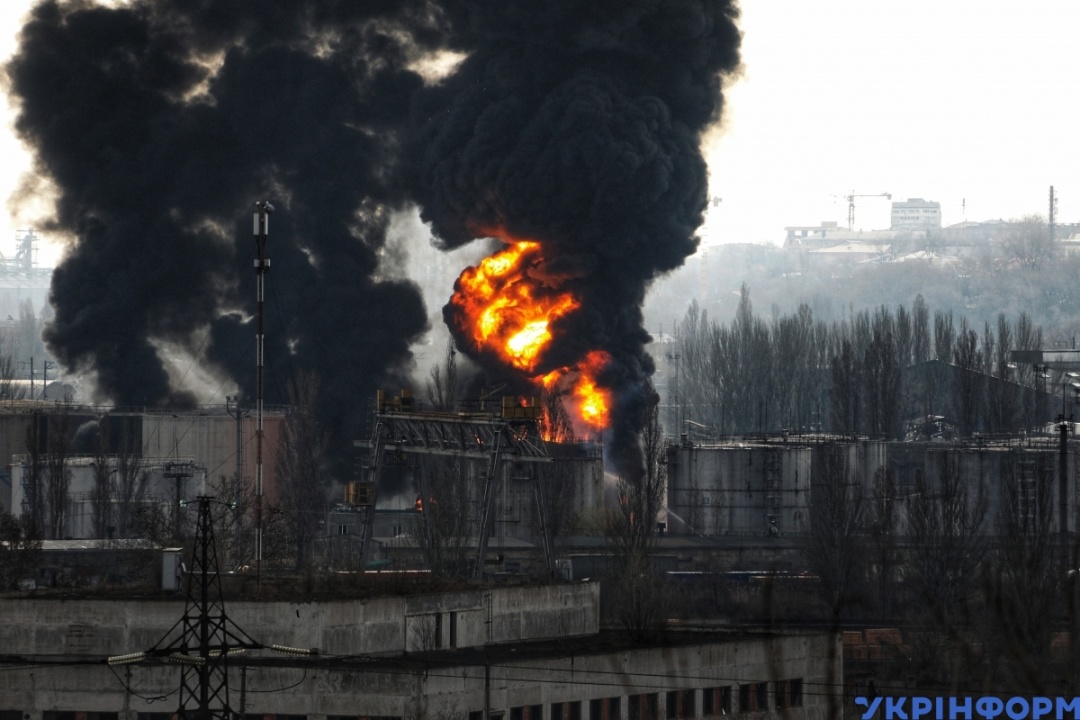 南部オデーサ市の製油所・貯油施設へのロシア軍のミサイル攻撃の被害　写真：ニーナ・リャショノク