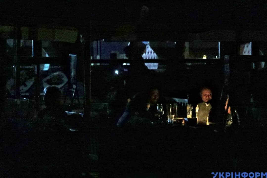 停電中のオデーサのカフェに集まる人々　写真：ニーナ・リャショノク