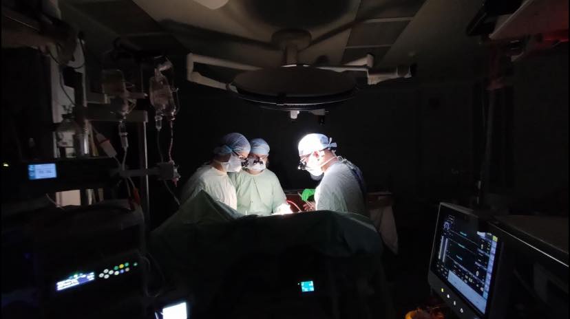 停電の中心臓手術を行うウクライナの医師たち　写真：小児循環器病学・心臓外科学センター