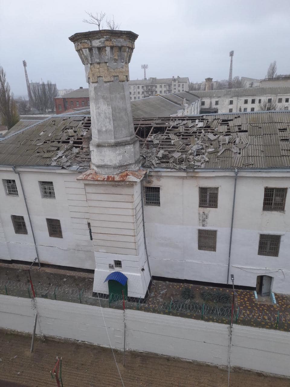 Víctimas como centro de detención preventiva de Kherson dañado en ataque ruso