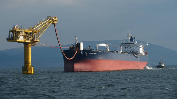 рф скуповує старі нафтові танкери, щоб продавати свою сировину по всьому світу