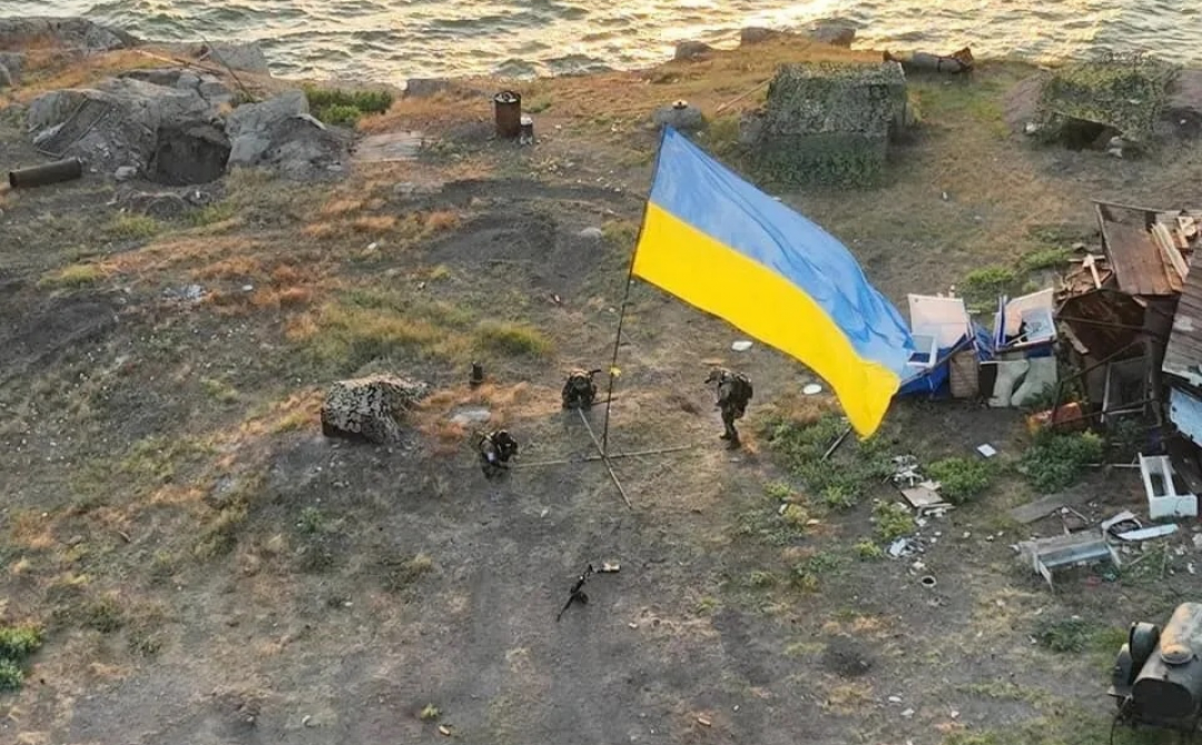 Український прапор над визволеним островом Зміїний