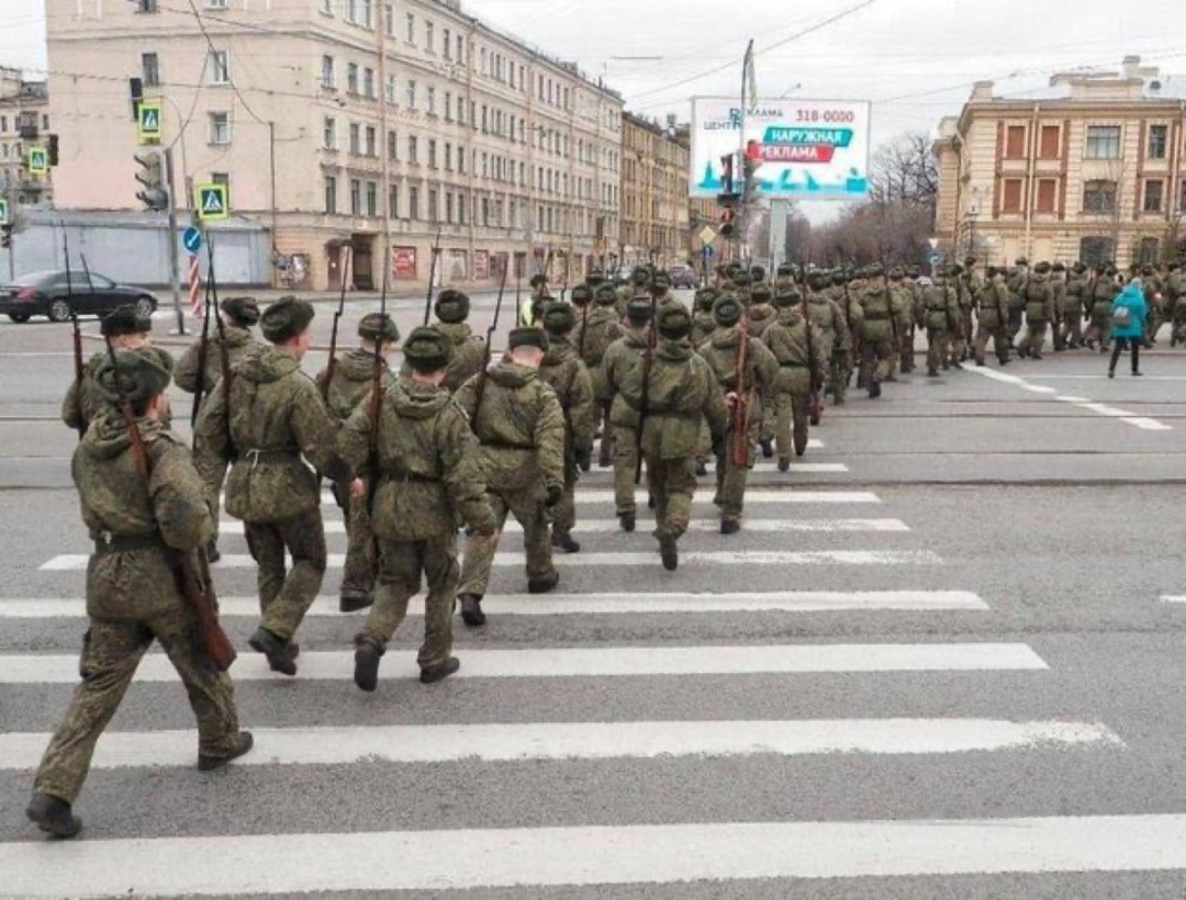 Російські солдати з архаїчними «мосінками» та багнетами, 2022 рік