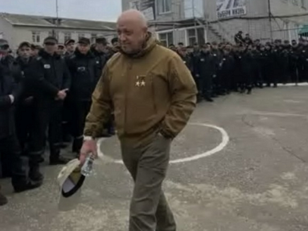 Ватажок ПВК «Вагнер» Пригожин вербує в колонії російських зеків для війни в Україні 