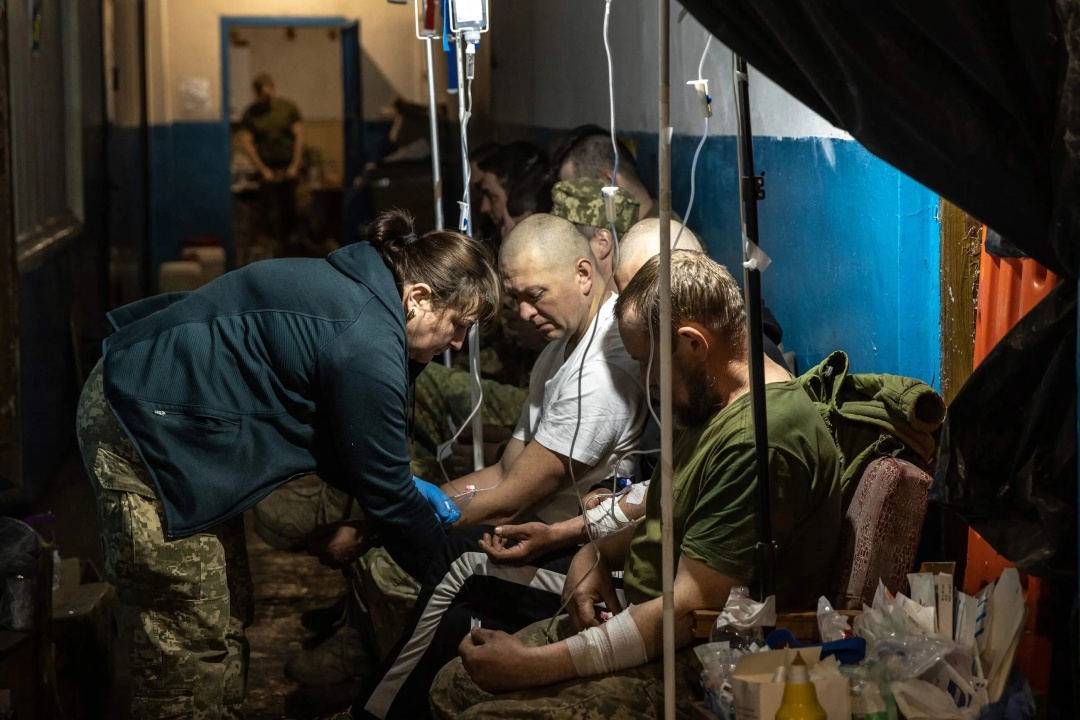 Українські військові отримують лікування у прифронтовому польовому госпіталі на Луганщині. Фото: Chris McGrath/Getty Images