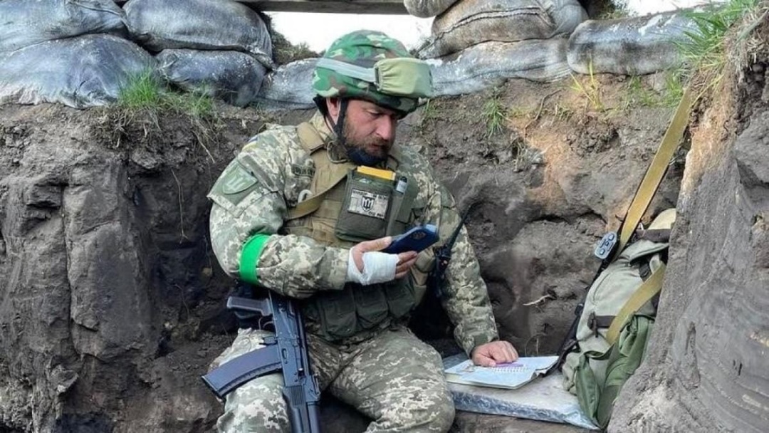 Федір Шандор – професор університету, який читає лекцію в окопі / Фото: Twitter/ Defence of Ukraine