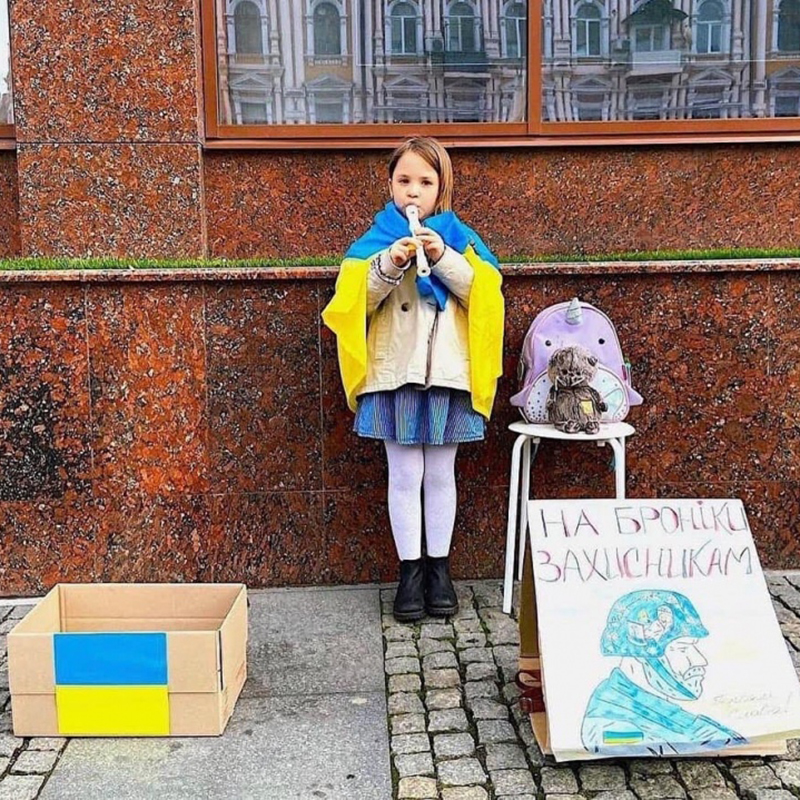 6-річна Соломія з Дніпра збирає гроші для ЗСУ, граючи на флейті / Фото: Ксенія Реут