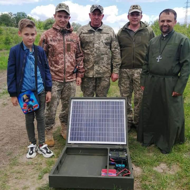 10-річний Остап із Шепетівки витратив усі свої заощадження, подаровані на свята, щоб придбати портативний зарядний пристрій на сонячній батареї для військових / Фото: Генштаб ЗСУ